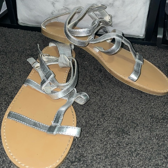 Silver Old Navy Roman Sandals with double strap at ankle! 🩴 - Picture 3 of 5